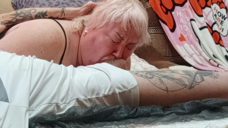 Zona901: přítelkyně prstí a kouří se spermatem v ústech