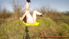Pee Adventures: Otevřené nohy a čůrání děvky!