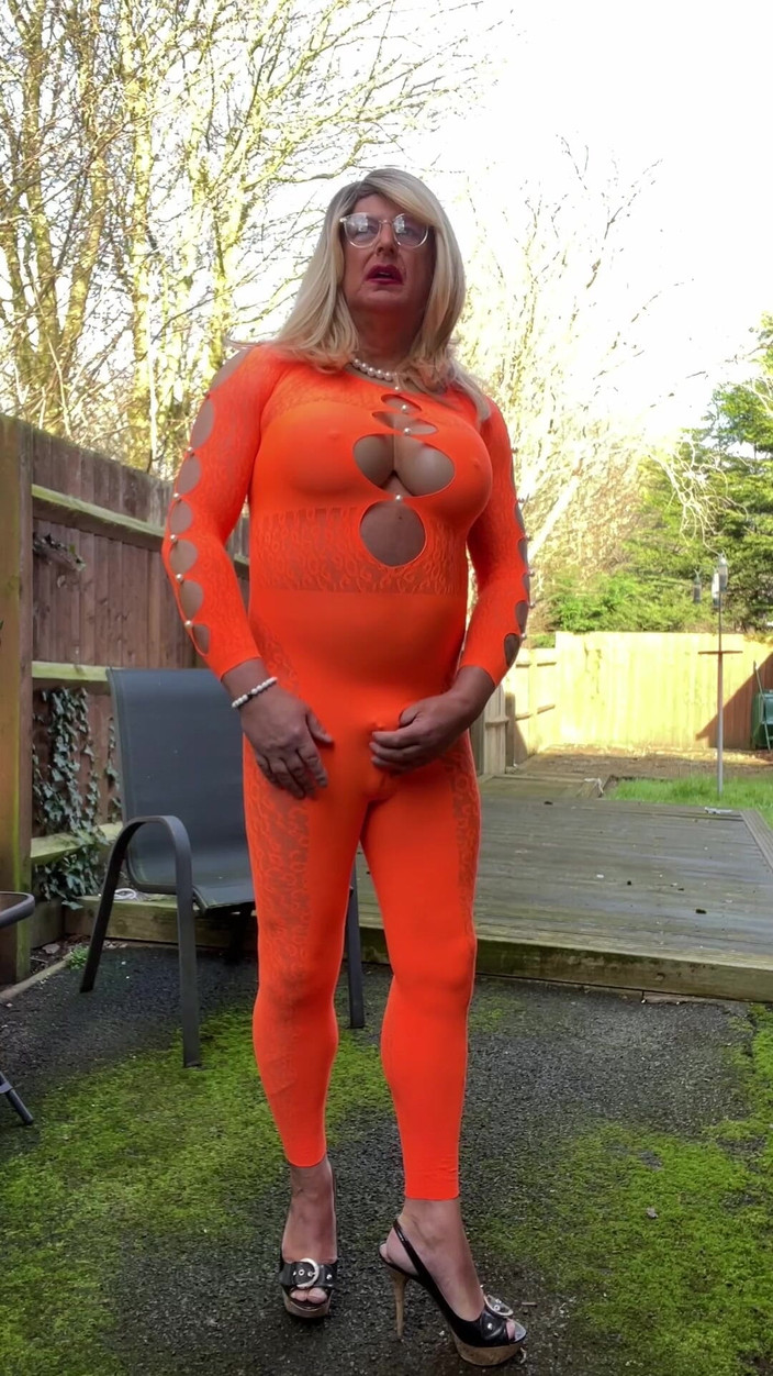 Kellycd2022: Amateur transvestiert kellycd2022 sexy MILF pisst in meinen body