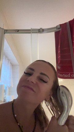 LarisaCum: 욕조에서 놀 때나 샤워할 때 면도하지 않은 머리가 냄새가 나는 게 너무 젖어 있어요