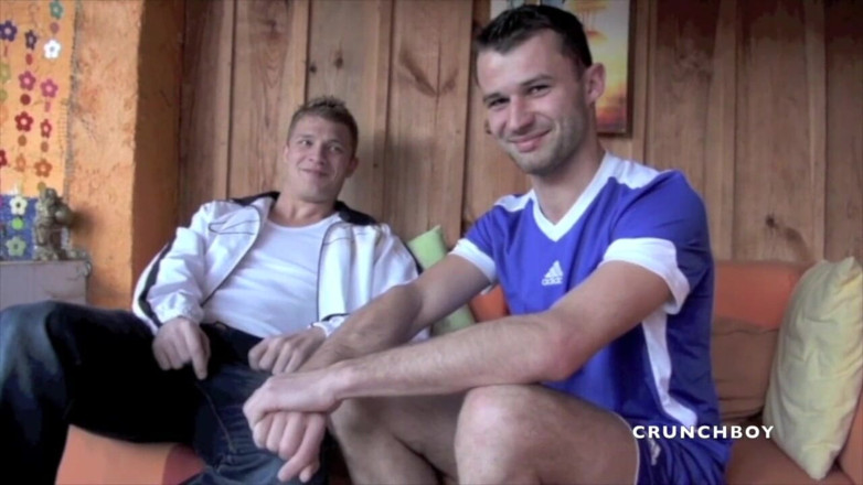 Crunch Boy: Tony dikongkek oleh awek blonde atas frost Kameron