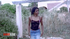 MMM100: Shania Shania tira roupa perto de uma velha piscina abandonado