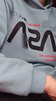 Baculatý hráč si honí na webové kameře a stříká