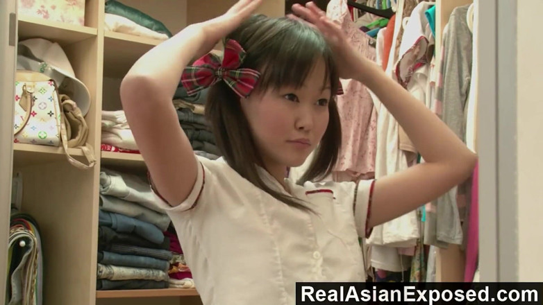 Real Asian Exposed: RealAsianExposed - Asia Lune menunjuk-nunjukkan badan dan melancap