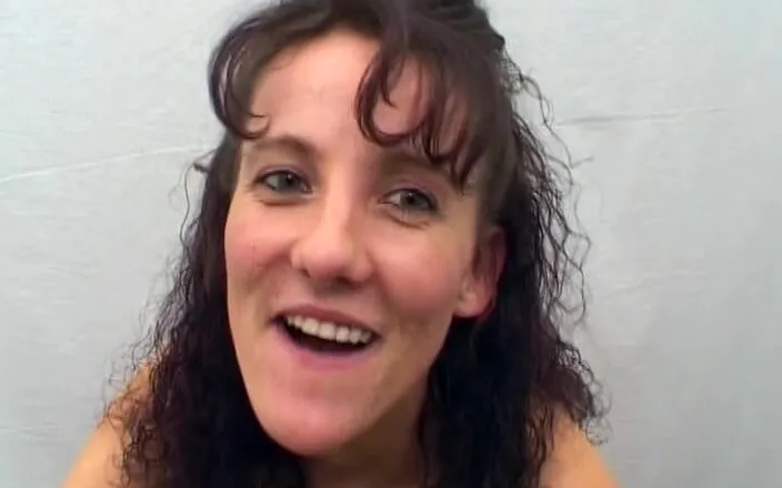 Deutsche Frauen: German MILF Eats Cum After Hot Threeway Fuck