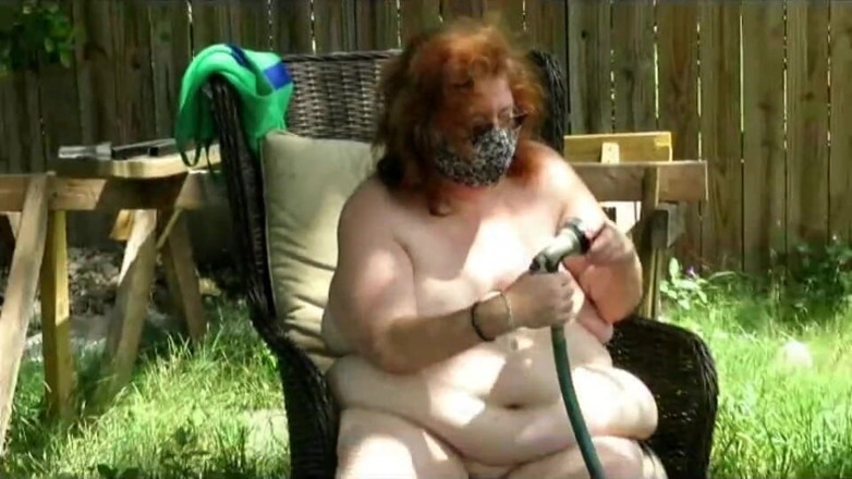 BBW nurse Vicki adventures with friends: Su hortumu ile tıbbi çizme çıplak mastürbasyonu giyiyor
