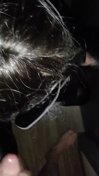 Sdílená děvka manželka si užívá v chatce gloryhole s přáteli