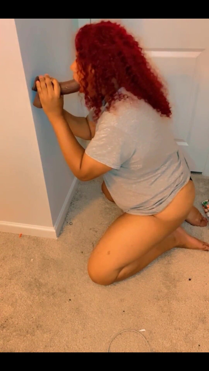 Hicktown_hoochi: На колінах смокчу ділдо з великим чорним членом