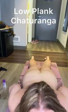 Avril Showers: Trochę nagiej jogi w hotelu. Daj mi znać, jeśli lubisz...