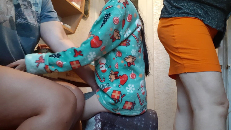 Lesbian-candys: Hizmetçimiz kahvaltı hazırlarken kız arkadaşım ve ben mutfakta karşılıklı mastürbasyon...