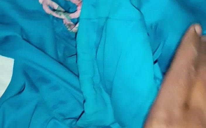 Satin and silky: Pissing sul vestito da infermiera Salwar nello spogliatoio (33)
