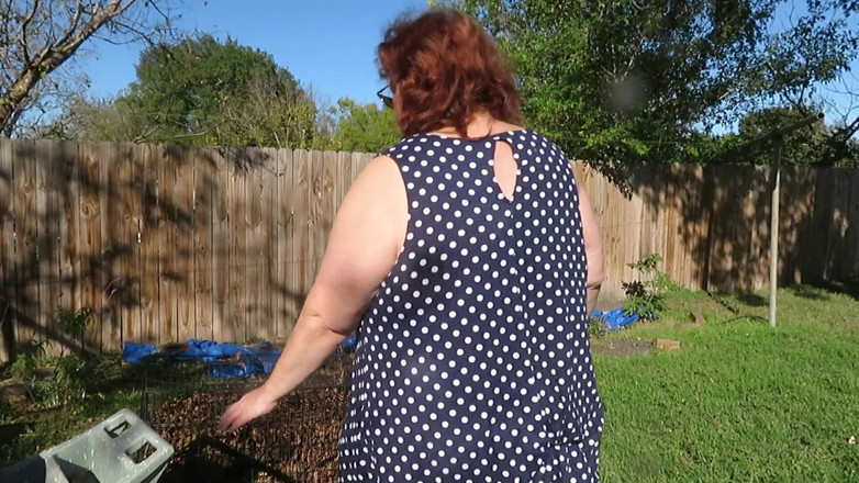 BBW nurse Vicki adventures with friends: Bahçemde göğüslerimin göbek götünü, bacaklarımı ve şişman amcığımı gösteriyorum yapraklarımı temizlerken...
