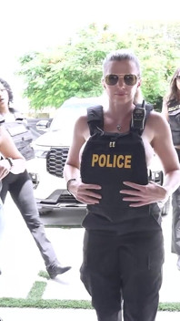 Cory Chase em Beatcops - gangbang anal reverso