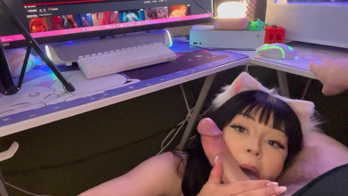 Eden Rylie: Hráčská dívka kouří pod stolem