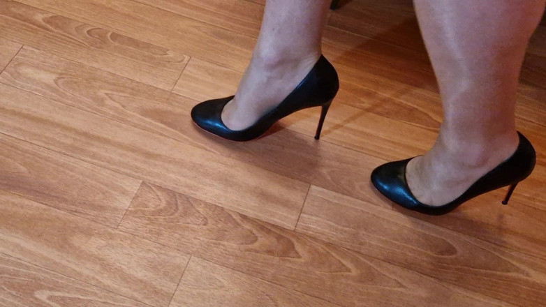 Milosbroz: Trenovani Chůze Před Vystřikem Semene Do Mych Nových Černých Lodiček