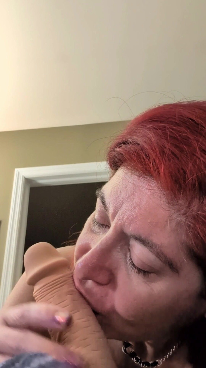 Elianna: Máy bay bà già tôn sùng điều cấm kỵ