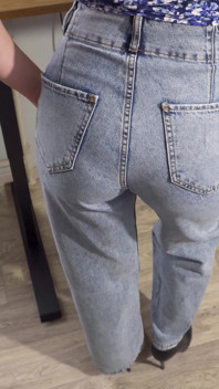 MILF-sekretärin in high weist jeans neckt ihren schönen hintern