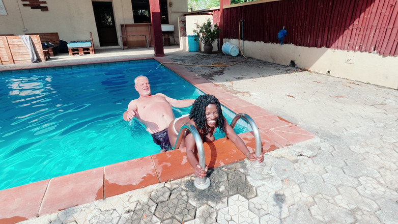 Black Swan: Nauwelijks gedragen bij het zwembad