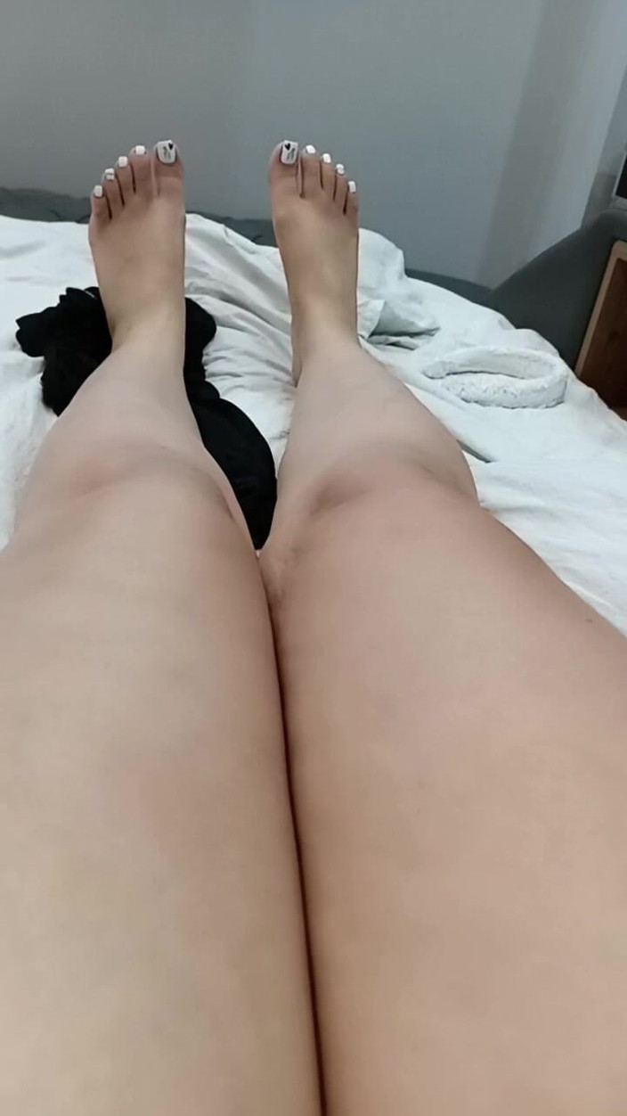 Esmer Tarcin: Lèche Mes Jambes Et Mes Pieds