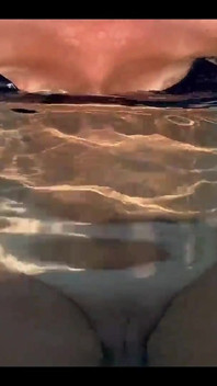 Muie în piscină și apoi ne-am dus acasă pentru a continua