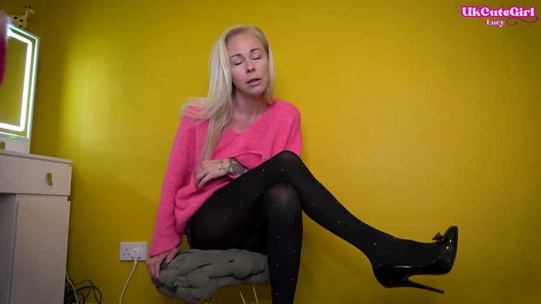 UKCuteGirl Lucy Lauren: Les cloches secrètes de ma demi-sœur - sur mes pinces à tétons