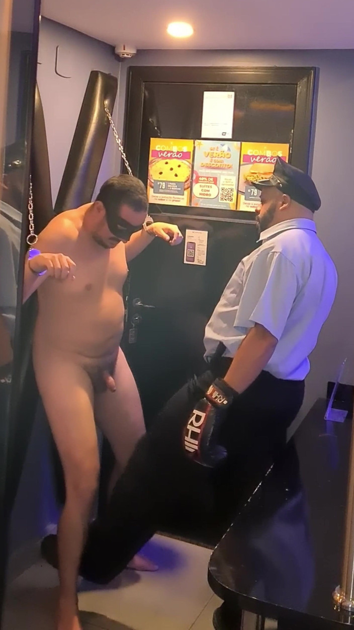 Punchbagplz: Ammanettata E Provata - Sessione Di Gutpunch Poliziotto Orso