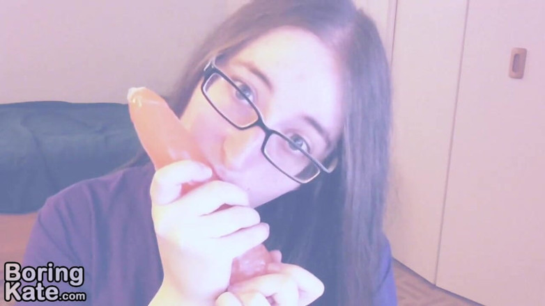 Boring Kate: Kate succhia un grosso dildo