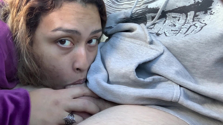 Sandn420: Tirando il pullover e lasciami succhiare il tuo cazzo pompino...