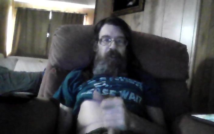 Kinky bisexual guy: Masturbando na reclinável e mostrando meu cu apertado