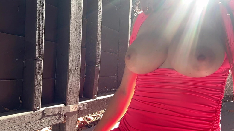 Artemisia Love: イタリアの巨乳MILFアルテミシア、ホットなソロ胸の屋外バウンシングセッションを愛しています