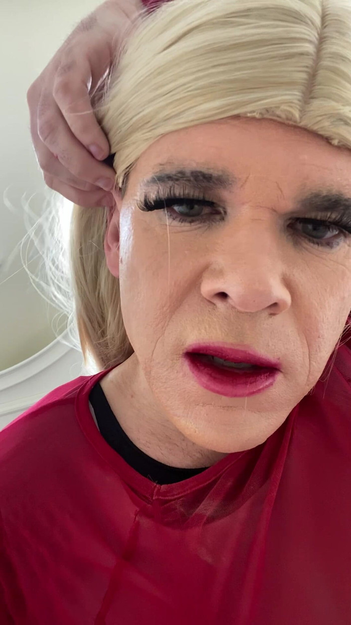 MadisonCD2025: Amateur travestiet in netkousen hakken rok verleidt echtgenoot naar haar...