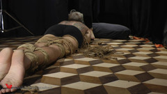 Wanheldvig: Nicky legato a terra e solletico molto caldo, piedi che...