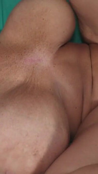 Une pute aux seins géants trompe sa femme avec un black