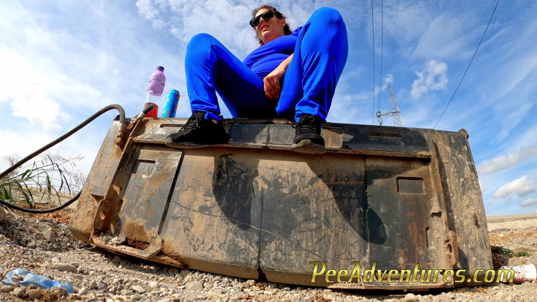 Pee Adventures: สาวอวบผมน้ำตาลฉี่บนถังรถขุด