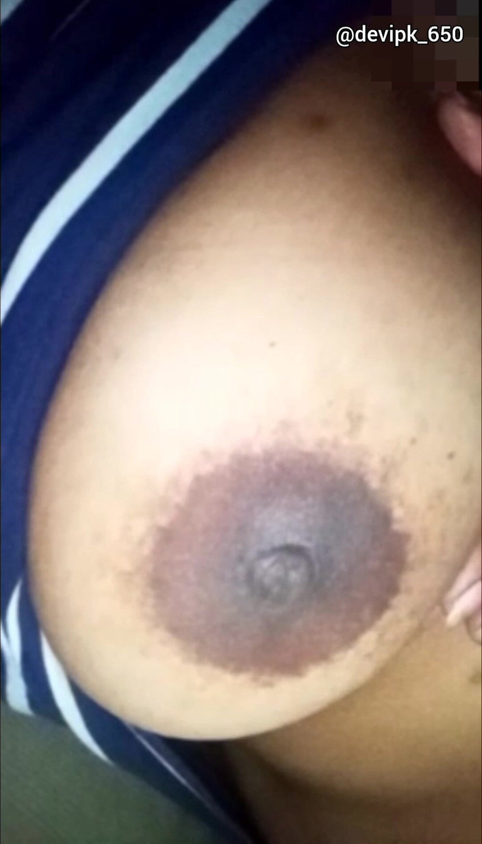 Devi Priya: Půlnoční prsa show v posteli