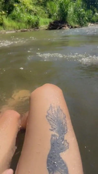 O zi de vară răcoritoare. Femboy Semi goală în mijlocul lacului, singură și fierbinte