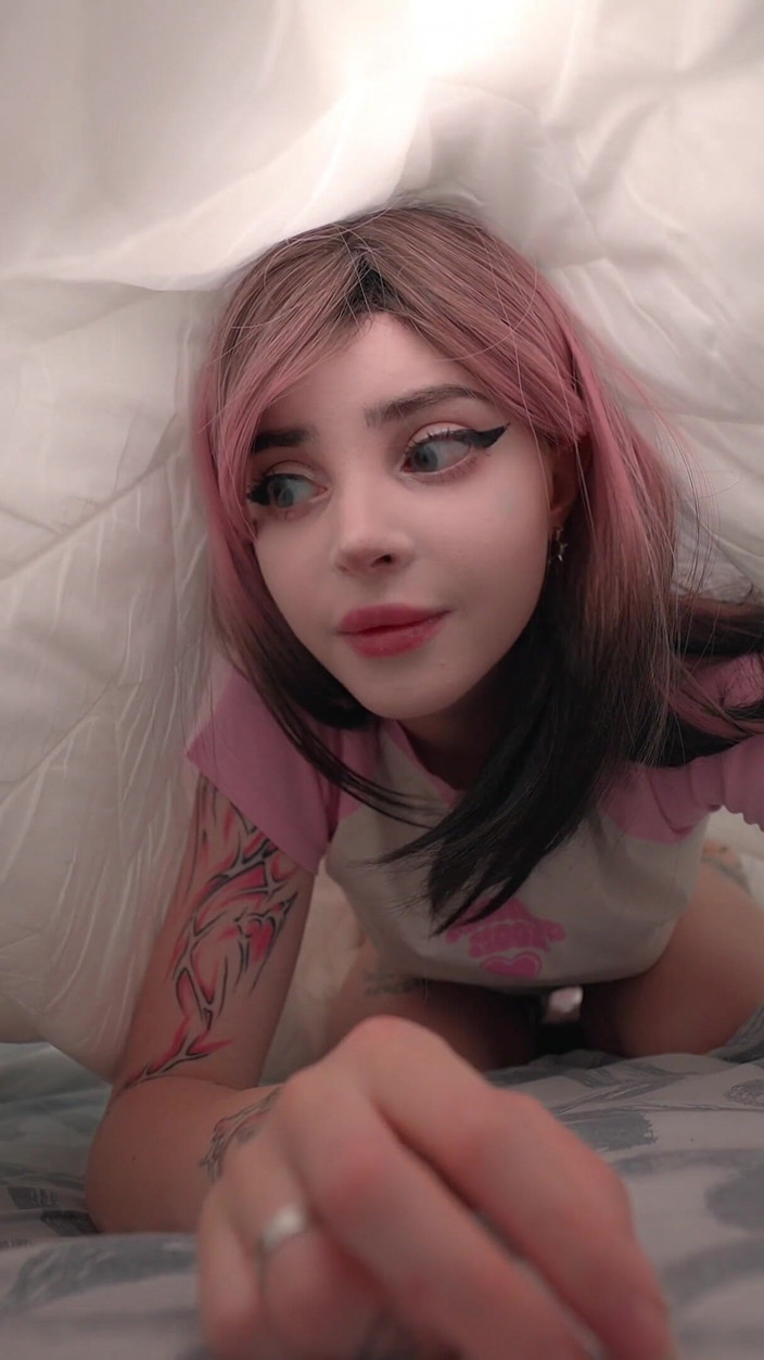 pinkloving: Üvey kız kardeşim seks bebeğim gibi davranıyor ve her ikisine...