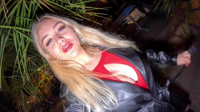 Beverly peach: Muie publică! Uită-te la tot cum sug penisul.