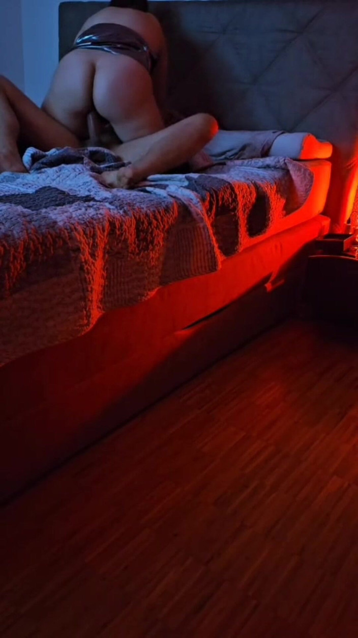 BadXhabit: Ragazza sexy che indossa un mini abito e calze sexy...