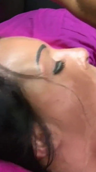 Dövmeli büyük memeli orta yaşlı seksi kadın Chantelle Monty sikiliyor ve yüzüne püskürtülür