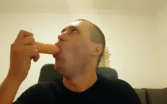 英俊的学生在嘴里狠操自己，深喉口交，深喉口交