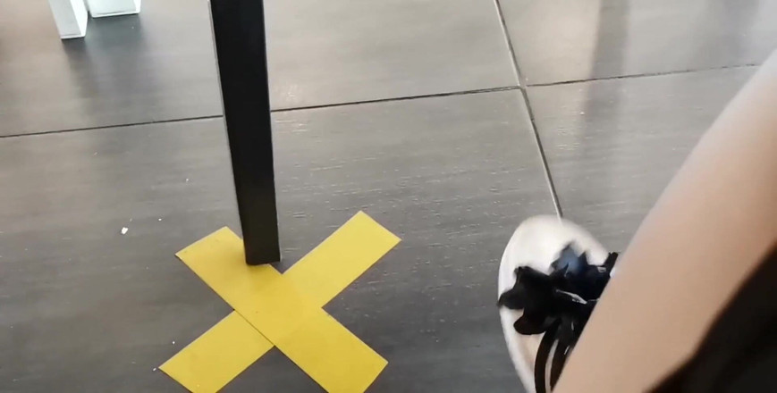 Nicoletta Embassi: Flip-flops an einem überfüllten ort