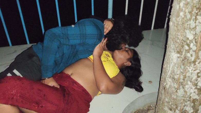 Vaigavarun45: Sexo ao ar livre perto do rio em noite, casal...