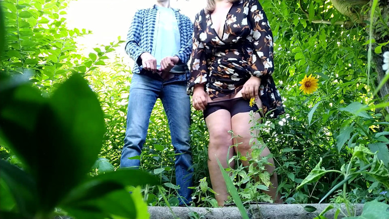 OurFetishLife: Masturbace v lese a stříkání na sexy stehna milfky