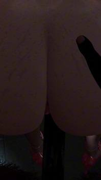 Lucy měla vášnivý sex se svým nevlastním otcem v koupelně