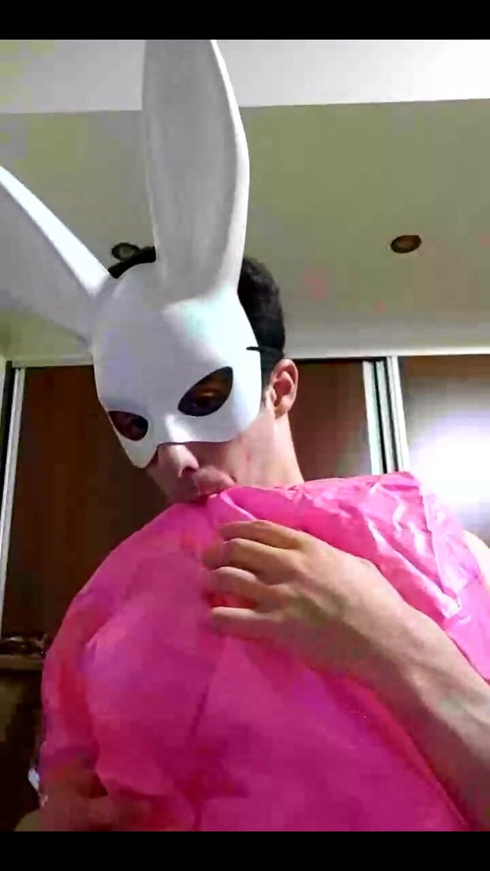 Floatie Boy: Bunny Looner menghisap kerusi merah jambunya yang kemurungan dan belon...