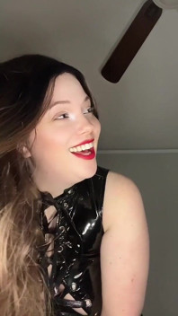 Orta yaşlı seksi kadın bisikletçi grup oyunuyla sikiş arkadaşını aldatıyor