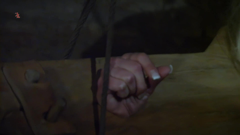 Inquisition and prison world: Empregada de cozinha loira bonita é chicoteada e geme de dor...