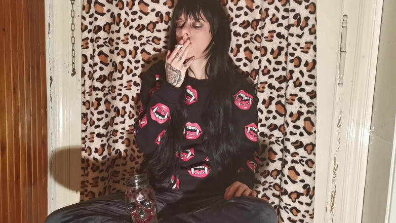 Beth Kinky: Smokint-herrin hinter den kulissen