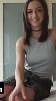 SisLovesMe - Una splendida ragazza con un corpo perfetto succhia un cazzo enorme dopo aver perso nella verità o dopo aver osato